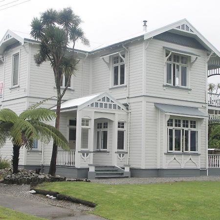 Wayne'S World Westport Hostel Exterior photo